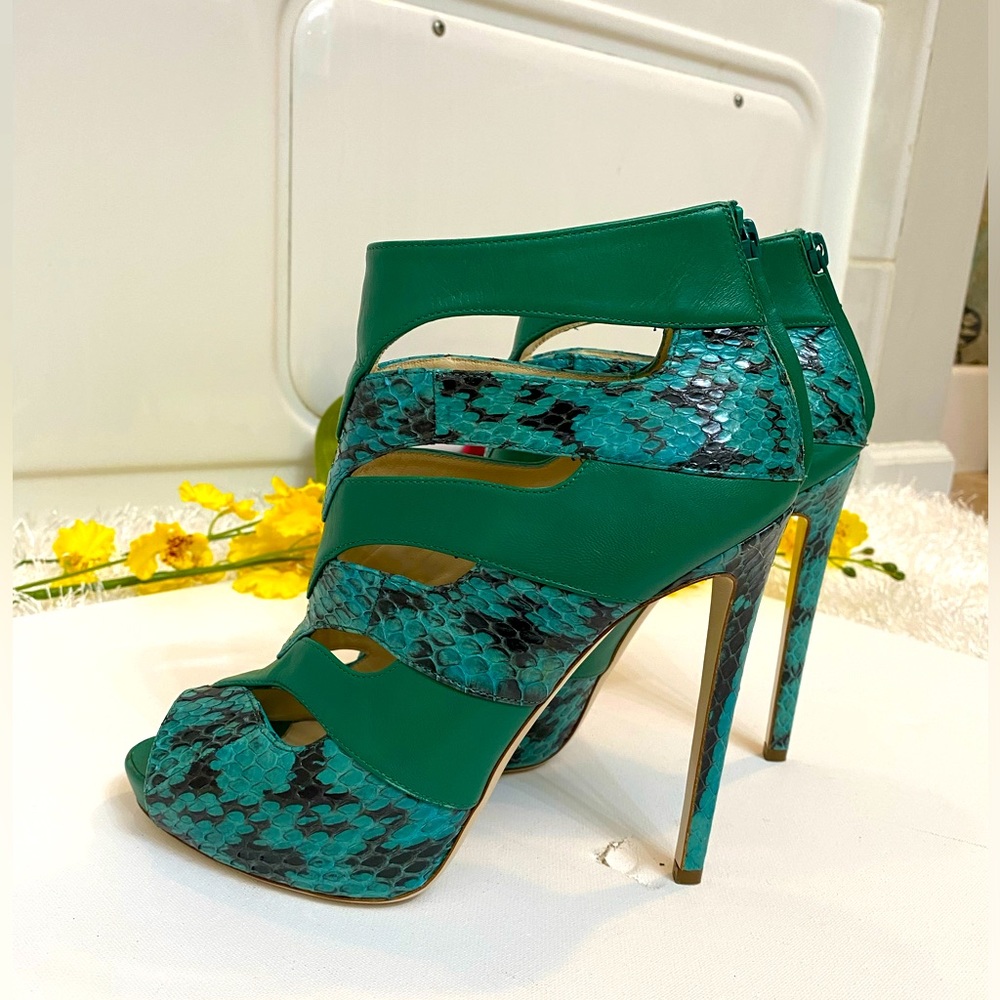 BURAK UYAN…..Luxury brand name shoes women size 7.  Top notch brand, beautiful.